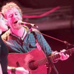 Glen Hansard performing with Marketa Irglova in 2010